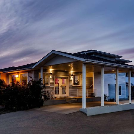 Super 8 By Wyndham Smoky Lake Exterior foto