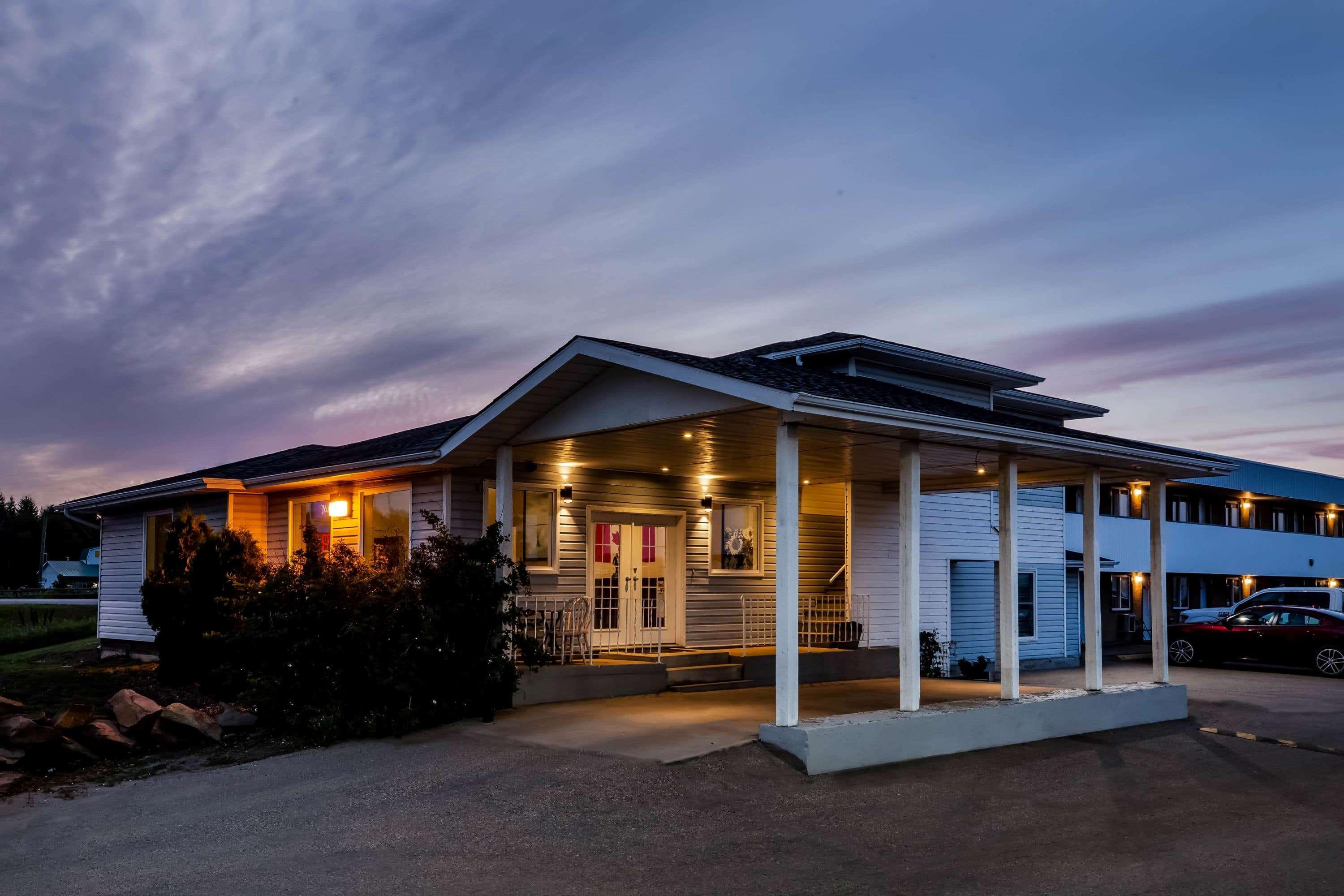 Super 8 By Wyndham Smoky Lake Exterior foto