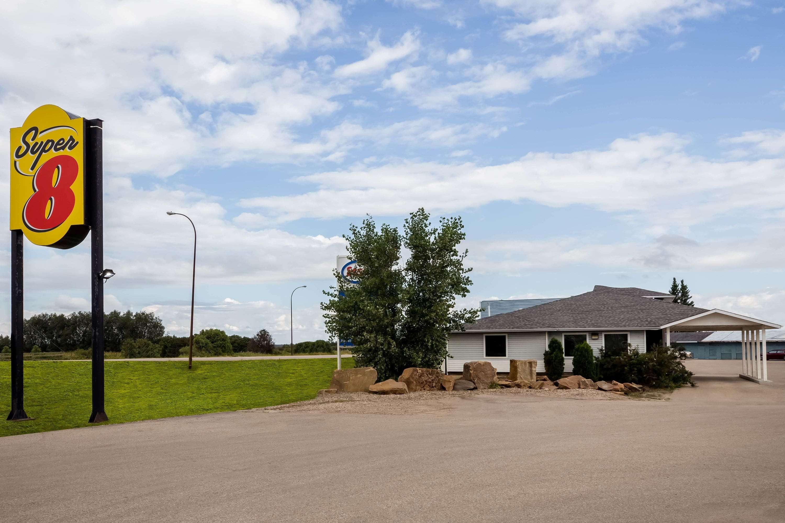 Super 8 By Wyndham Smoky Lake Exterior foto